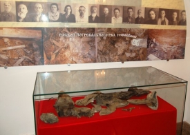 V muzeu leží fotografie i část ostatků obětí.